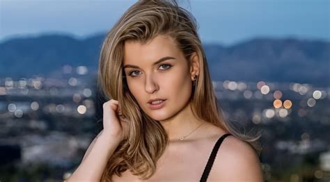 Mia Melano Net Worth, Age, Height, Weight, Career, Boyfriend,。